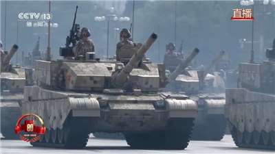 中共解放軍「100坦克」，車上加了很多預防無人機的武器。(翻攝央視)