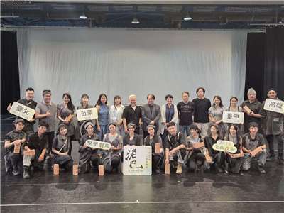 朱團《泥巴》3.0，除了幕後創作原班人馬集結，也有團員的創作，並邀請影像設計王奕盛加入，要一新觀眾耳目。(江昭倫 攝)