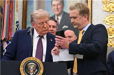 福斯新聞記者杜斯(Peter Doocy)向美國總統川普展示手機影片。9月2日攝於白宮橢圓形辦公室(Oval Office)。