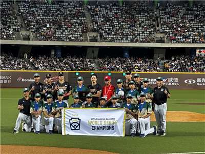 東園小將們在冠軍遊行後參與職棒球星林智勝的引退活動，象徵棒球傳承。(楊雨青 攝)