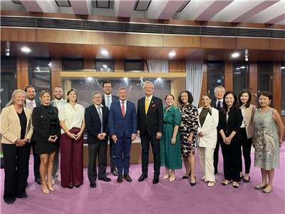 外交部政務次長吳志中（右八）與佛拉蒙大區議會議員團及我國新任駐歐盟兼駐比利時大使謝志偉（左六）合影。(圖 : 外交部)