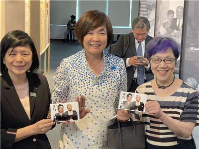 前日本首相夫人安倍昭惠(中)與李登輝基金會董事長李安妮(右)一起參訪「AI李登輝展」。(鄭佑漢 攝)