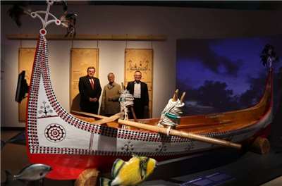 文化部長李遠(中)捷克首站，參訪捷克國家技術博物館和國立台灣博物館合作的原住民特展，展覽展出達悟族作家夏曼‧藍波安團隊手工打造的拼板舟與相關影像記錄檔案，由台博館捐贈給捷克國家技術博物館永久典藏。左為捷克國家技術博物館館長克桑德勒，右為牽線兩館館際合作的故宮博物院院長蕭宗煌。(文化部提供)