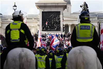 一場由英國極右派人士羅賓森(Tommy Robinson)發起的示威活動，吸引10多萬人響應，但過程中爆發衝突。(AFP)