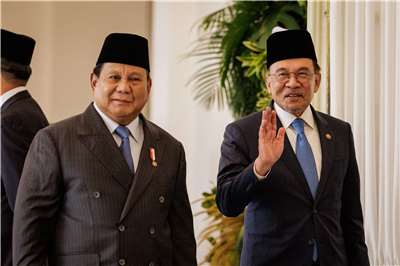 印尼總統普拉伯沃(Prabowo Subianto)(左)和馬來西亞首相安華(Anwar Ibrahim)(右)。資料照。