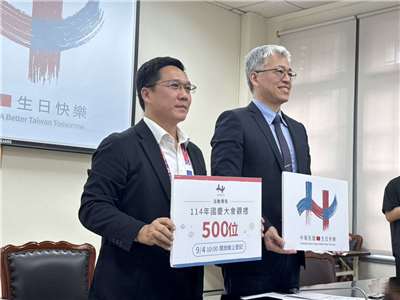 國慶籌備委員會秘書長吳堂安(右)及慶籌會大會處執行副處長羅正杰(左)今天(2日)舉行記者會，說明今年國慶主題與主視覺。(趙婉淳 攝)