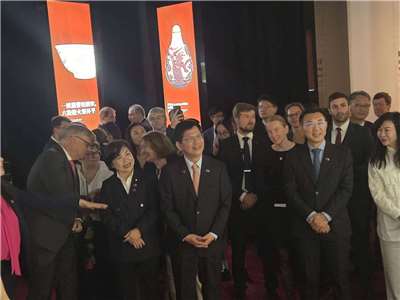 外交部長林佳龍(左三)、立法院副院長江啟臣(右二)歐洲時間11日出席故宮捷克展開幕之夜，欣賞故宮文物在捷克展出成果。(江昭倫 攝)