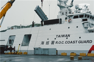 海巡署安平級「萬里艦」進行雄風反艦飛彈掛載。（軍聞社記者陳彥樺攝）