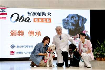 全台首隻「醫療輔助犬」歐巴(黑色犬)16日在北榮退休，3歲的歐佳(白色犬)接棒，將愛與療癒的力量延續下去。(取自北榮臉書)