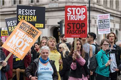 示威民眾17日在英國國會廣場集會，抗議川普到訪。