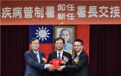 在衛福部長石崇良(中)監交下，羅一鈞(右)從莊人祥(左)手中接下印信，正式接任疾管署長。(劉品希 攝)