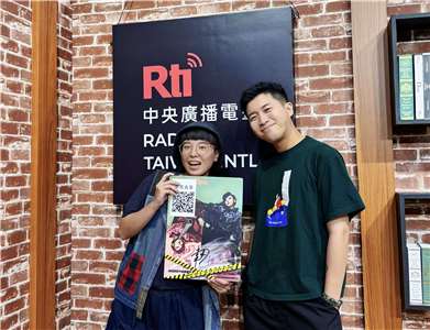 主持人內克與來賓徐鈺婷（左）