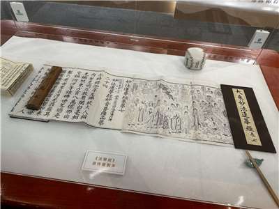 國台圖歷時兩年修復的法華經複製本。(楊雨青 攝)
