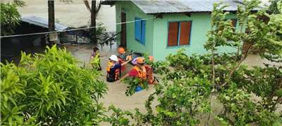 菲律賓26日遭颱風博羅依(Bualoi)侵襲，約40萬人被迫撤離家園。(翻攝Philippine Coast Guard臉書)