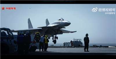 中國人民解放軍新聞傳播中心「中國軍號」22日發布宣傳片「遠海有多遠」，首度公開殲15T、殲35、空警600三型艦載戰機在福建艦甲板彈射起飛畫面。(圖擷自YouTube)