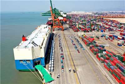 圖為中國滾裝船停在福州港。（中新社）