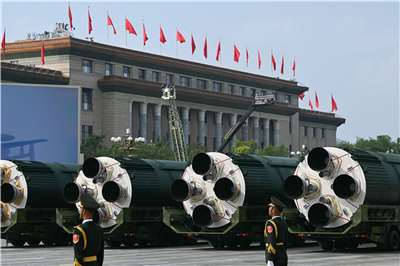 中國九三閱兵展示一系列軍武，圖為東風-5C洲際彈道飛彈。