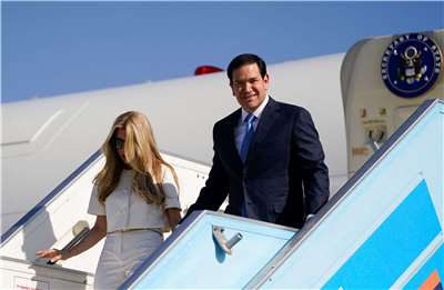 美國國務卿盧比歐(Marco Rubio)(右)與妻子杜斯德貝斯(Jeanette Dousdebes)14日抵達位於以色列洛德附近的本古里安國際機場。