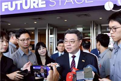 行政院長卓榮泰10日出席「SEMICON Taiwan 2025國際半導體展」。(圖：行政院提供)