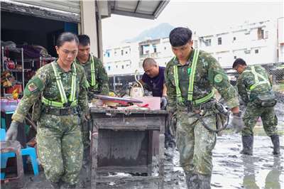 花蓮縣馬太鞍溪堰塞湖溢流造成嚴重災情，國軍全力支援花蓮， 2000餘名官兵投入復原工作。圖為官兵協助廢棄物清運及淤泥清理。(國軍第2作戰區提供)