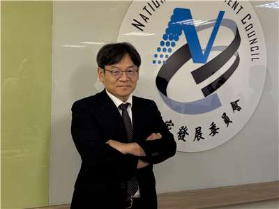 國發會主委葉俊顯今天(17日)與媒體茶敘時指出，台灣人均GDP超越南韓有機會延續下去。(楊文君攝)