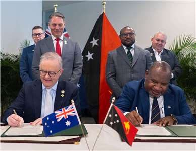 澳洲總理艾班尼斯(Anthony Albanese)(左)和巴布亞紐幾內亞總理馬拉普(James Marape)(右)簽署了一份國防公報。(圖：Anthony Albanese臉書)