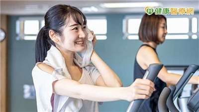 蒼藍鴿（吳其穎醫師）解釋，流汗只是排熱調節體溫，並不等於燃燒脂肪。