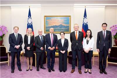 副總統蕭美琴30日接見英國保守黨影子商貿大臣葛瑞菲斯(Andrew Griffith)訪問團，副總統表示，台灣正面臨來自中國解放軍的複合威脅，包括在海空域、認知作戰、政治干預及網路安全等層面，歐洲也面臨類似挑戰，期待與英國持續加強相關領域的交流與合作。 （總統府提供）