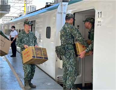 花蓮馬太鞍溪堰塞湖溢流造成重大災情，為加速地方復原，國軍第三作戰區30日再度投入550名救災官兵，分乘專案列車趕赴花蓮光復鄉支援。 （國軍第三作戰區提供）