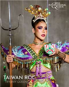 台灣佳麗鄭宥筠（Tiffany Queen）參加2025國際皇后小姐（Miss International Queen）跨性別選美比賽，她身上所穿的服裝是以陣頭「官將首」為主題，展現台灣的宮廟文化。（圖：Miss International Queen Pageant FB）