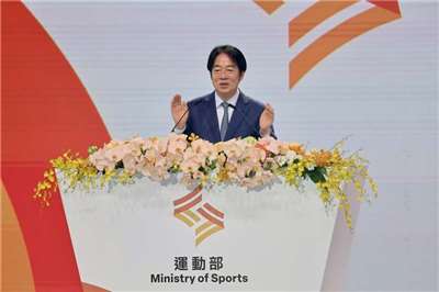 運動部9日在台北掛牌成立，總統賴清德在運動部揭牌暨布達典禮上致詞時表示，打造運動生態鏈，讓每名選手在不同階段持續貢獻，實現夢想，也在國際舞台為國爭光，凝聚全國民眾，且退役後仍持續貢獻體壇，圖為賴清德致詞時為台灣體育鼓掌加油。