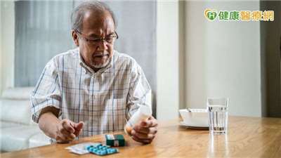 林軒任醫師強調，如果用藥過程太複雜或令人感到不舒服，即使知道藥物有效，患者可能也無法持之以恆配合治療。