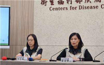 疾管署發言人曾淑慧(右)呼籲民眾赴瘧疾流行區前一個月至旅遊醫學門診諮詢。(劉品希 攝)