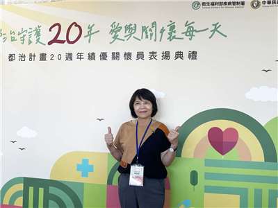服務滿20年的嘉義市衛生局關懷員陳美色分享她20年來如何幫助個案的故事。(楊雨青攝)