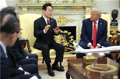 圖為先前美國總統川普（右一）在白宮與南韓總統李在明（右二）會面。(AFP)