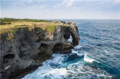 沖繩縣恩納村知名景點萬座毛懸崖風景區。(維基百科/CC BY-SA 3.0)