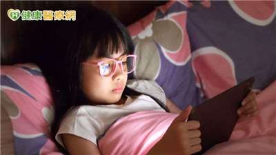 短影音將刺激基準抬高，現實活動顯得「不夠有感」，孩子更難靜心投入。睡前使用螢幕除延後入睡，還可能擾動睡眠結構，次日注意力與情緒調節下滑，形成學習表現的惡性循環。