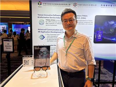 佐臻業務部資深協理徐崇哲指出，目前AI眼鏡提供的回應多是用聽的，但未來將進階為用看的，例如講者在台上演講時不用低頭看稿，從眼鏡裡面就能看到文字或翻譯。(楊文君 攝)