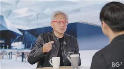 輝達執行長黃仁勳表示，「與中國競爭是可以的，但要留意不要對中國人過於嚴苛」。(翻攝Bg2 Pod YouTube頻道)