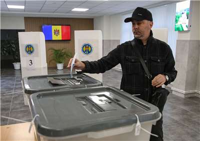 摩爾多瓦28日舉行國會選舉。圖為選民在投票站投票。