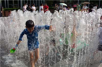 上海連日高溫，兒童忙著戲水。