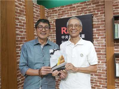 作家胡毓豪（右）與主持人廖志峯合影