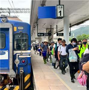 花蓮光復鄉因馬太鞍溪堰塞湖溢流災情嚴重，民間單位發起志工招募，台鐵26日在臉書發文分享志工抵達照片。(翻攝台鐵臉書)