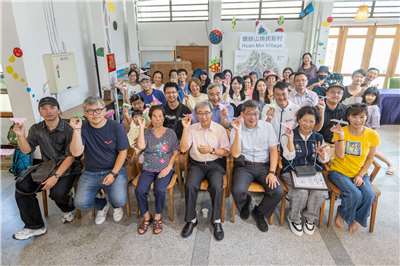 「守護山城」軍事特展於蟾蜍山大客廳開幕，貴賓齊放象徵空軍意義的紙飛機，祝福展覽順利舉行。