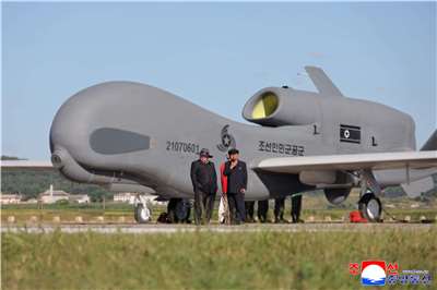 北韓官媒KCN 19日報導，北韓領導人金正恩(Kim Jong Un，左)18日視察了無人機測試。(AFP)