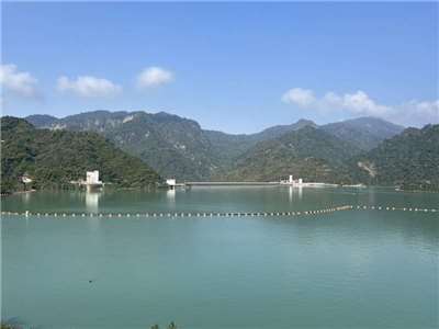 因應氣候變遷，政府推動新治水、新供水計劃。今年起將陸續完成珍珠串計畫多項工程，包括聯通管、海淡廠、再生水廠建設等，使供水更有餘裕。圖為滿水位的曾文水庫。（水利署南區水資源分署提供）