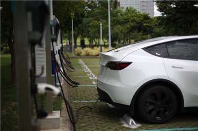 政院18日拍板延長電動車輛貨物稅與使用牌照稅減免優惠5年，至2030年12月31日止。圖為電動車在桃園市龜山區一處充電站充電。