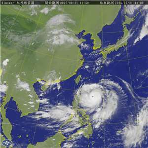 中央氣象署21日上午發布颱風樺加沙海上颱風警報，以每小時16轉21公里速度，向西北西轉西進行，七級風平均暴風半徑300公里，十級風平均暴風半徑120公里。(圖：氣象署)