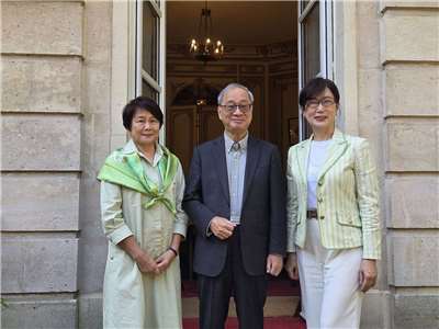文化部長李遠(中)歐洲時間7日上午抵達巴黎，視察巴黎文化中心聽取業務簡報，並與駐法代表郝培芝(右)、台法文化獎評審林曼麗(左)交流。(江昭倫 攝)
