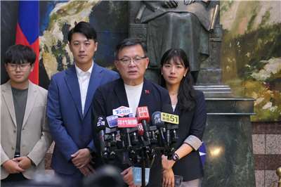 國民黨主席選舉開跑，國民黨文傳會主委林寬裕(左3)今天(17日)表示，未來會在不同區域舉辦5場或6場的政策說明會，以及可望舉行電視辯論，這將按照參選人的共識來安排。(趙婉淳 攝)

